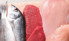 鱼、生红肉和鸡肉并排摆放